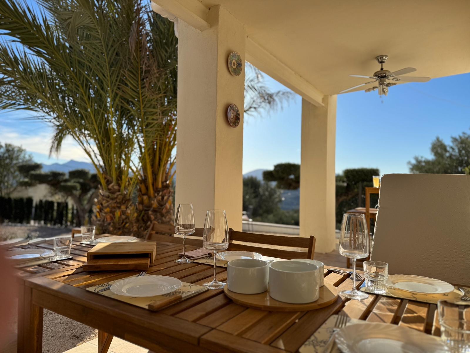Frühstück auf der Terrasse mit Bergblick