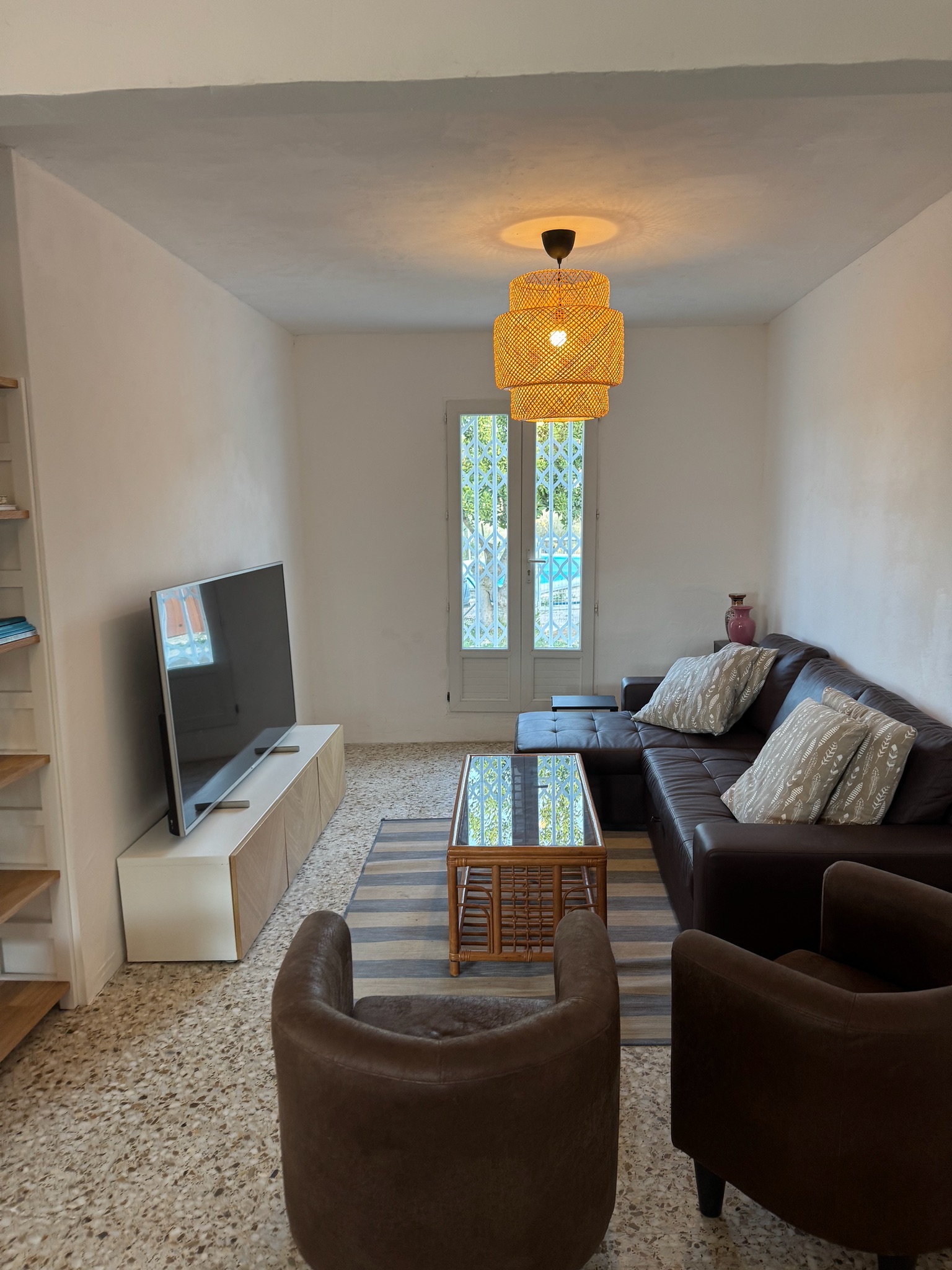 Wohnzimmer mit Sofa und Smart-TV